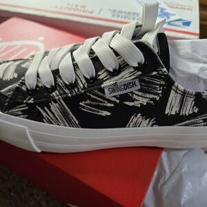 SwingDish Black and White Golf Shoes